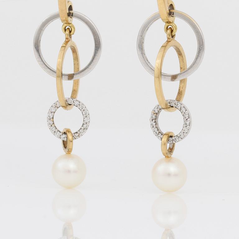 ÖRHÄNGEN, 18K tvåfärgat guld, samt små briljantslipade diamanter. Vikt ca 6,68 g.