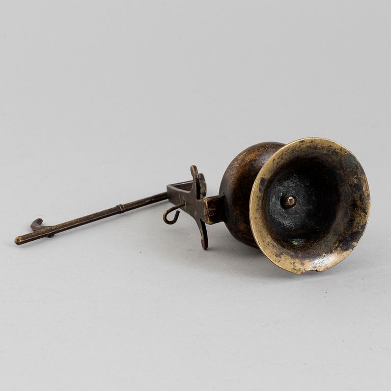 AN 18TH CENTURY BRONZE OIL LAMP.