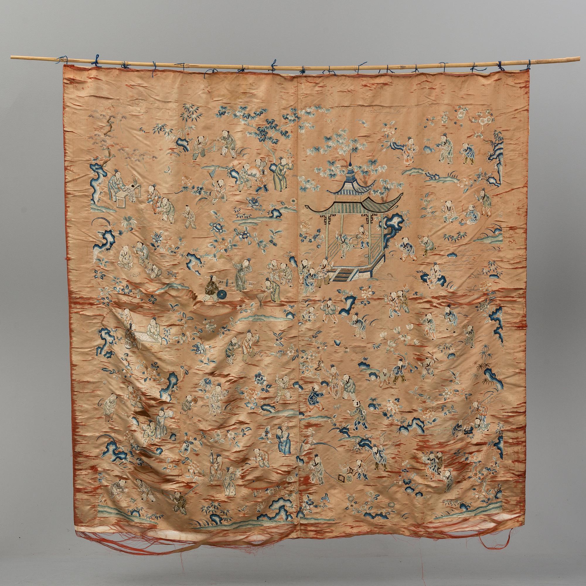 A large embroidered silk panel, late Qing dynasty.