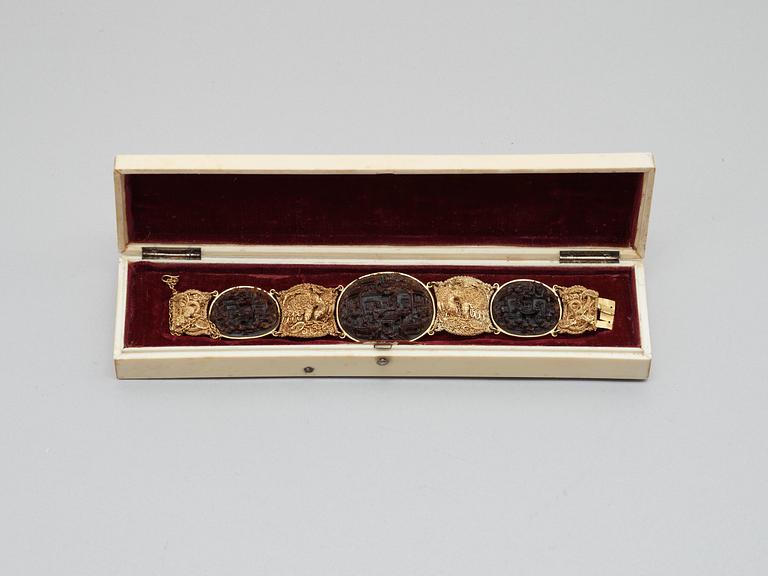A gold filigree and sculptured tortoise bracelet, Qing dynasty, 19th Century.