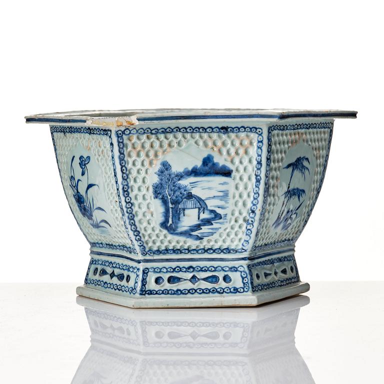 A blue and white flower pot, Qing dynasty, 19th Century.