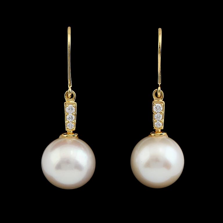 ÖRHÄNGEN, 1 par, 14K guld, odlade pärlor, brijantslipade diamanter. Total vikt ca 5 g.