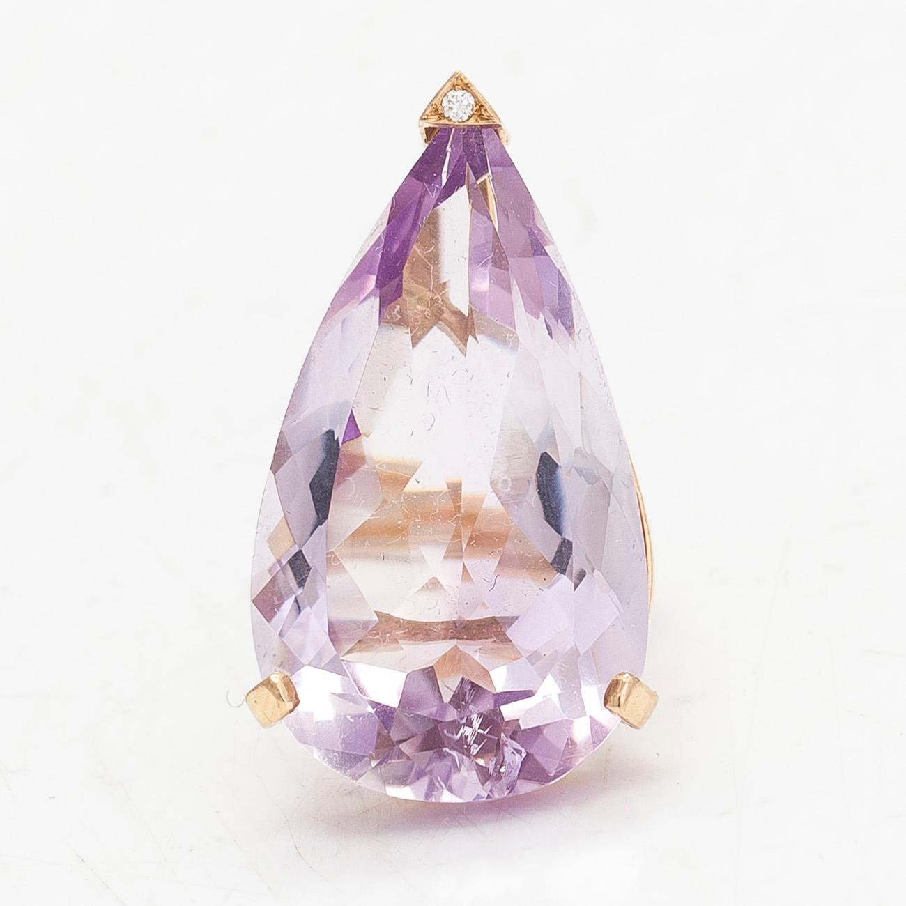 Ring, cocktailring, 18K guld, droppslipad ametist och diamant ca 0.015 ct.