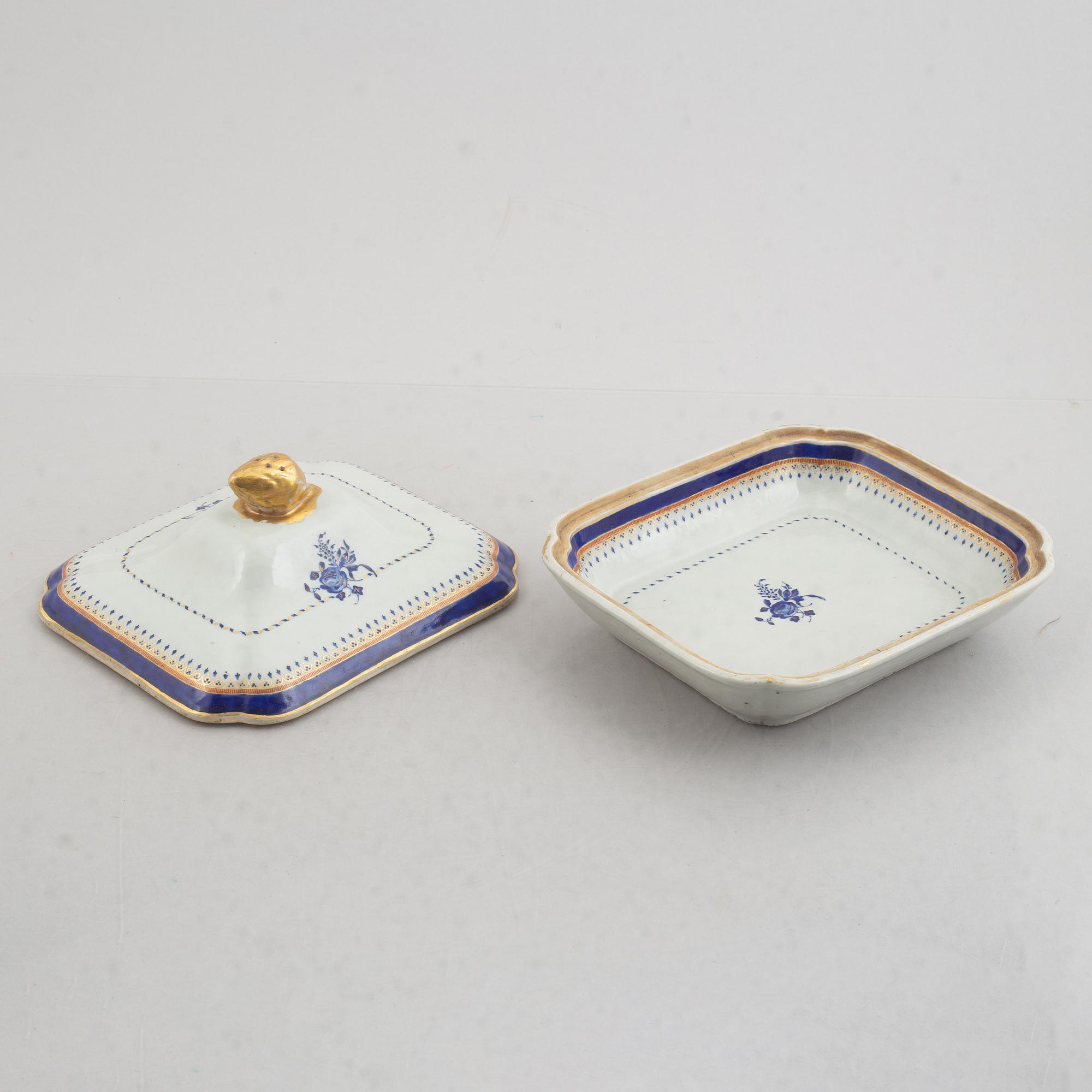 A pair of two enamelled and gilt tureens with covers, Qing dynasty, Jiaqing (1796-1820).