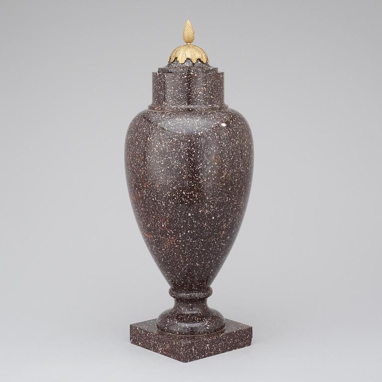 URNA MED LOCK. Älvdalen, 1800-talets början.