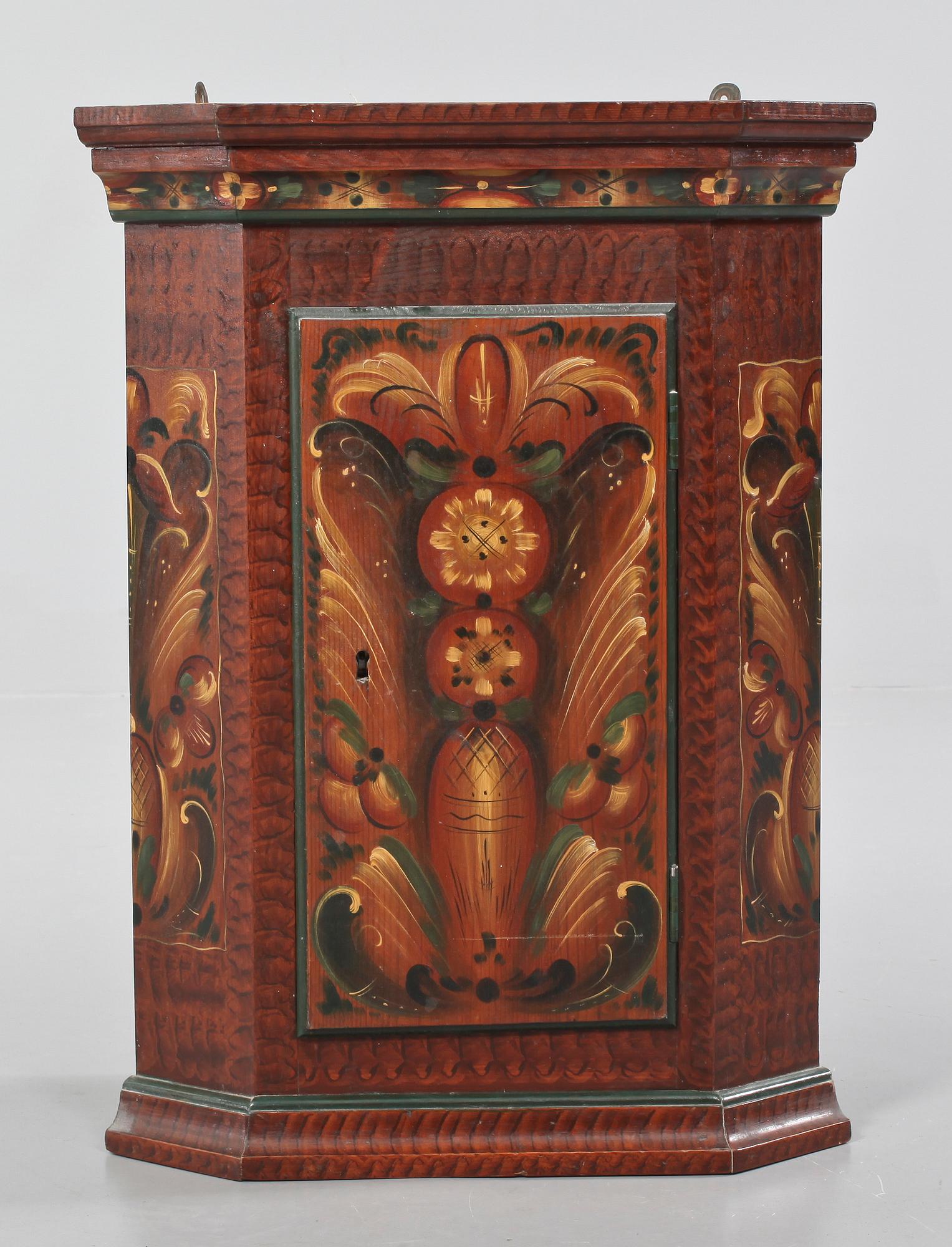 HÖRNSKÅP, allmogestil, 1900-tal.