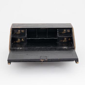 A Chinese writing casket, 19th century.
