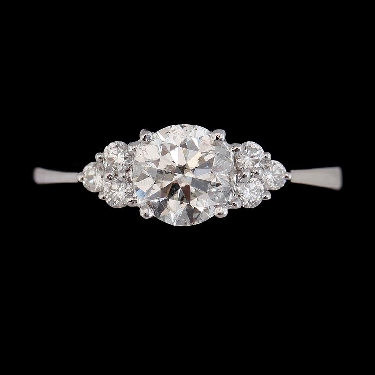 RING, 18K vitguld, briljantslipade diamanter tot ca 1.10 ct.
