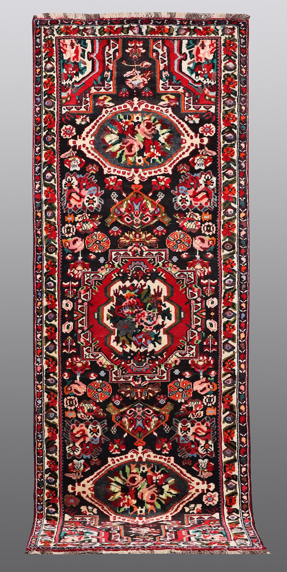 A RUNNER, Bakhtiari, ca 318 x 123 cm.