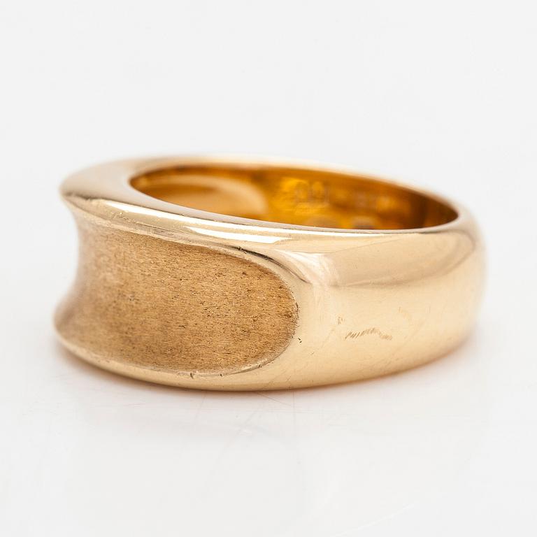 An 18K gold ring.