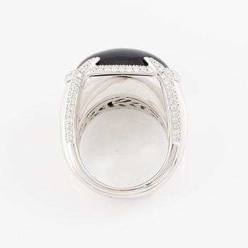 Ring in 18K white gold with opal and brilliant-cut diamonds.