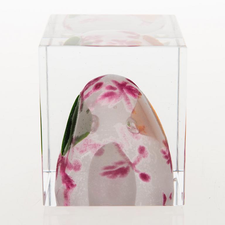 OIVA TOIKKA, An annual glass cube, signed Oiva Toikka Nuutajärvi 2008 and numbered 334/2000.