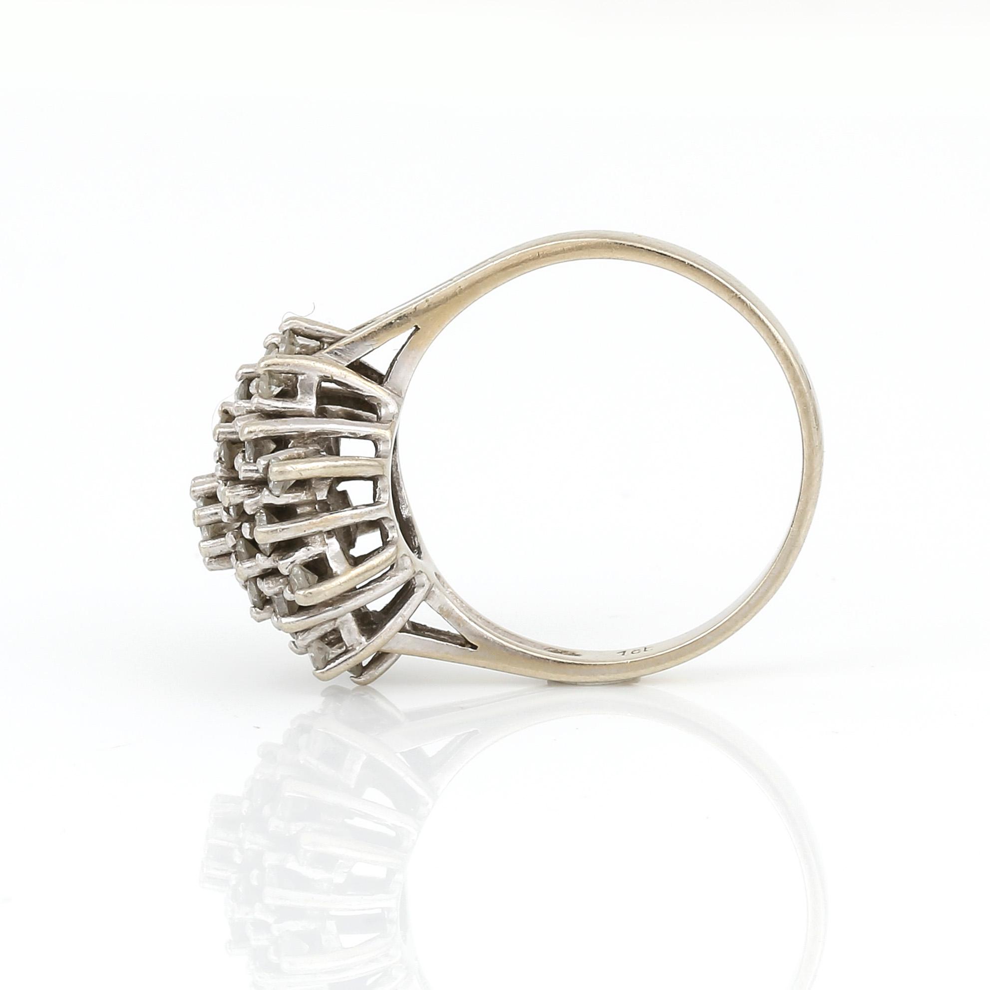 RING, 14K vitguld med briljant och åttkantslipade diamanter, totalt ca 1ct enligt gravyr. Vikt ca 5g.