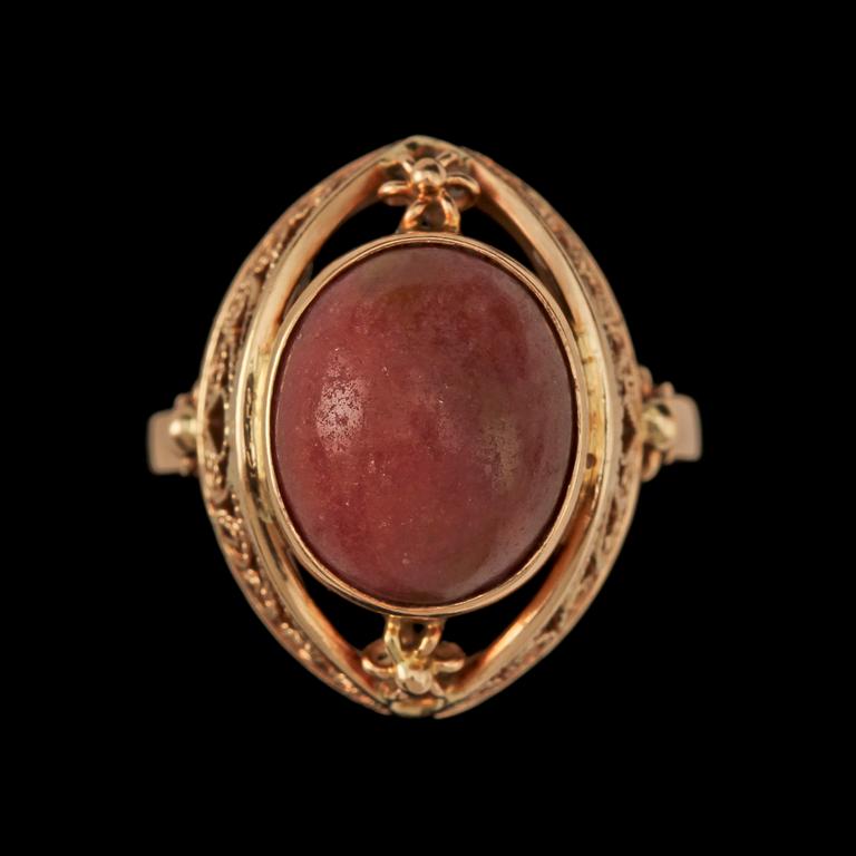 RING, 14k guld med cabochonslipad sten. Vikt 6 g.