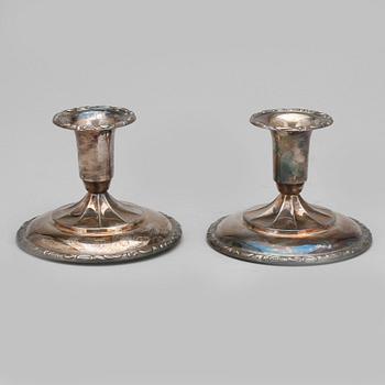 LJUSSTAKAR, ett par, silver, med svenska importstämplar. 1900-talets första hälft.