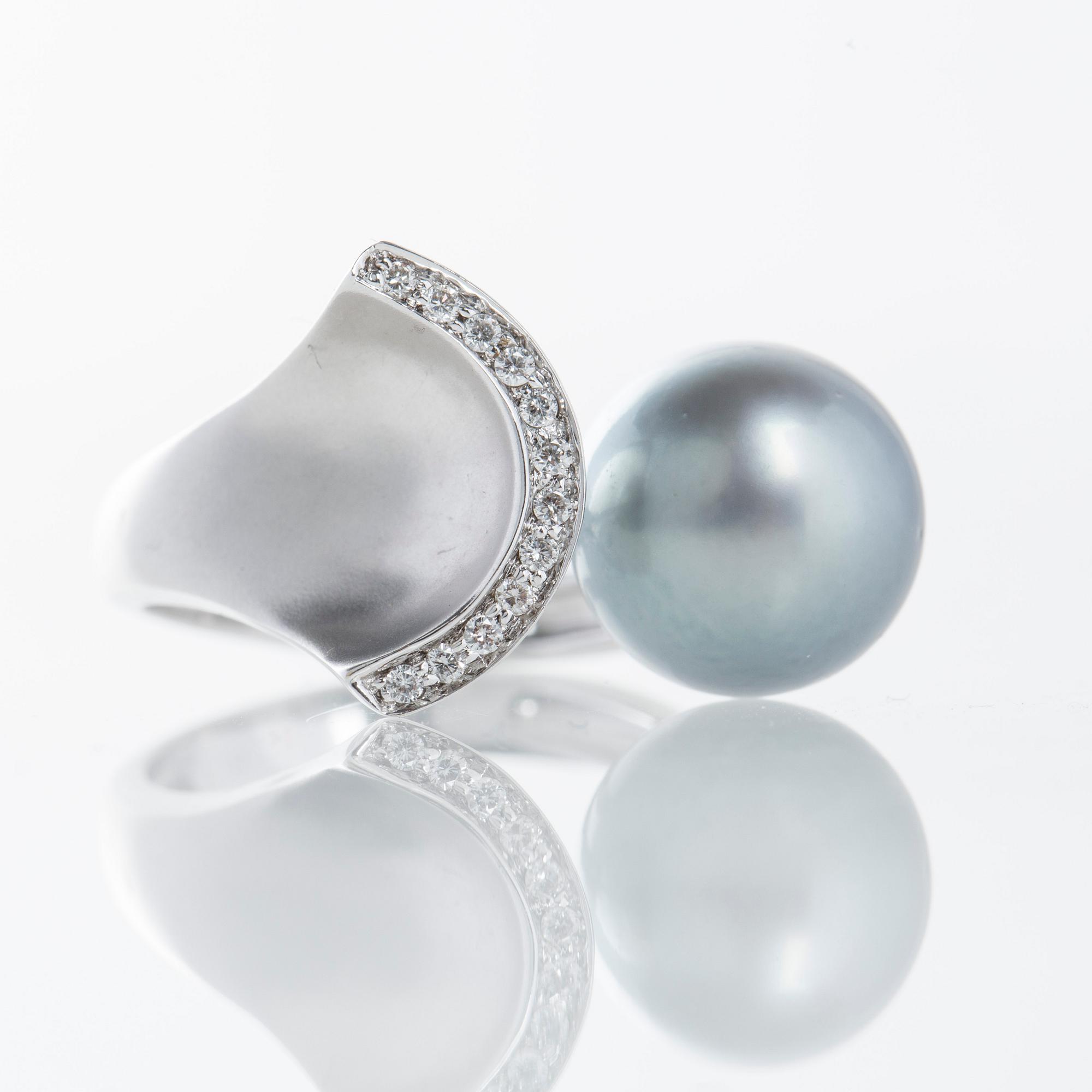 RING, 18K vitguld med odlad tahitipärla samt briljantslipade diamanter ca  0.12 ct.