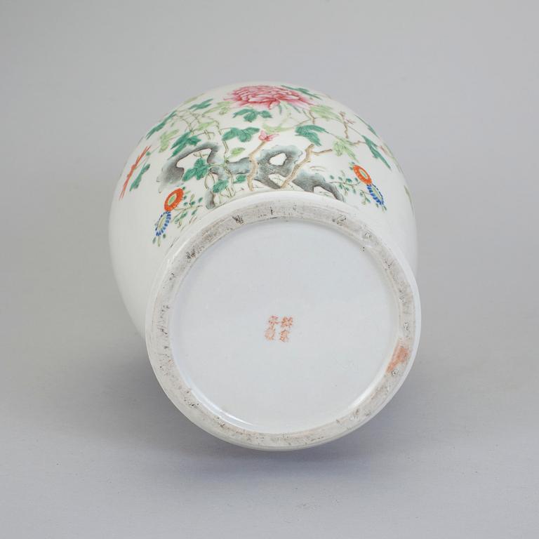 VAS, porslin, Kina, 1900-tal, fyra karaktärers märke.
