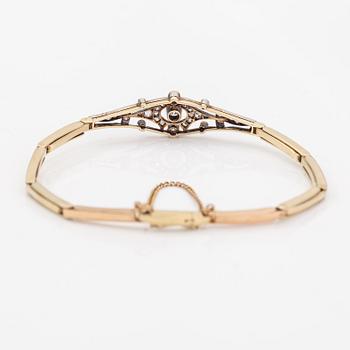 A 14K gold bracelet with old-cut and rose-cut diamonds ca. 1.00 ct in total. St. Petersburg, turn of the 20th century.