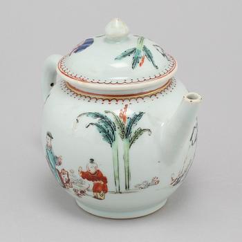 A chinese famille rose teapot with cover, Qing dynasty, Qianlong (1736-95).