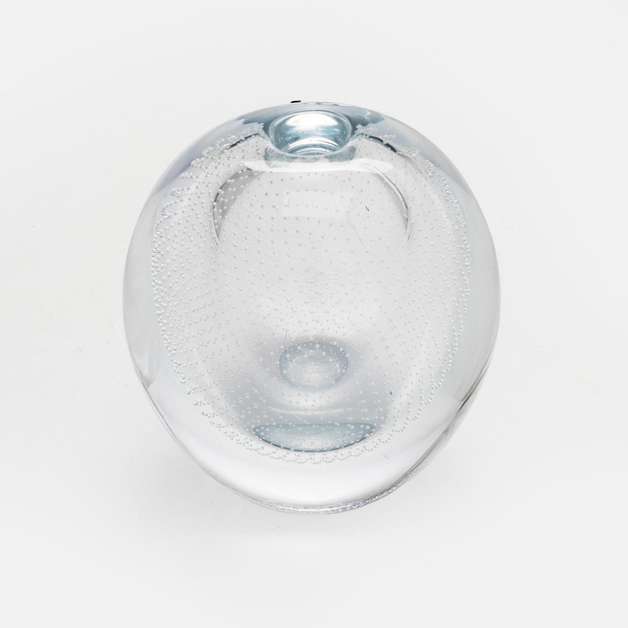 Gunnel Nyman, A glass vase, signed Gunnel Nyman Nuutajärvi 1947/1987.