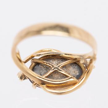 Ring, 18k guld med opal och briljantslipade diamanter.