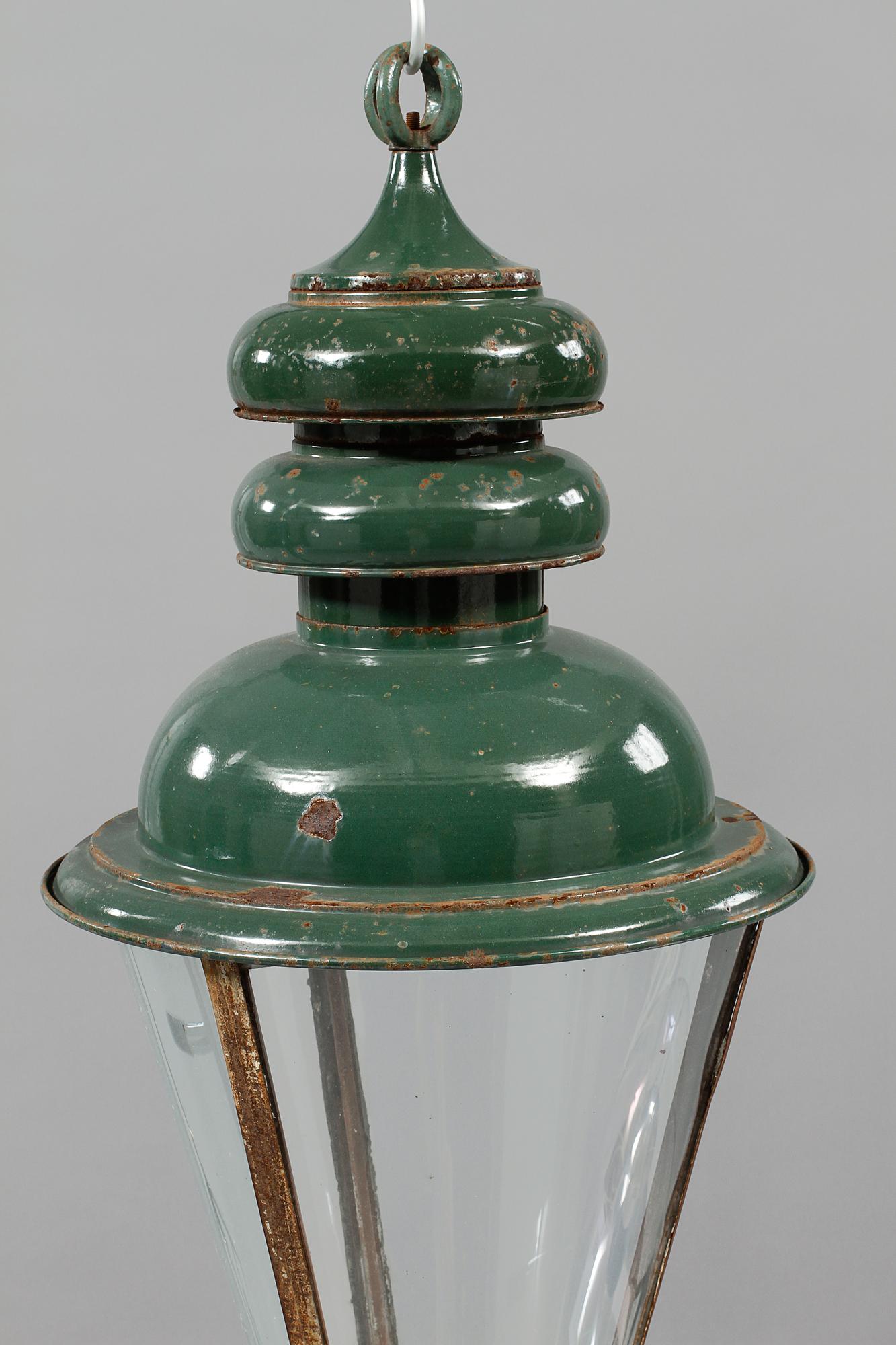 LYKTA, 1900-tal. Höjd ca 105 cm.