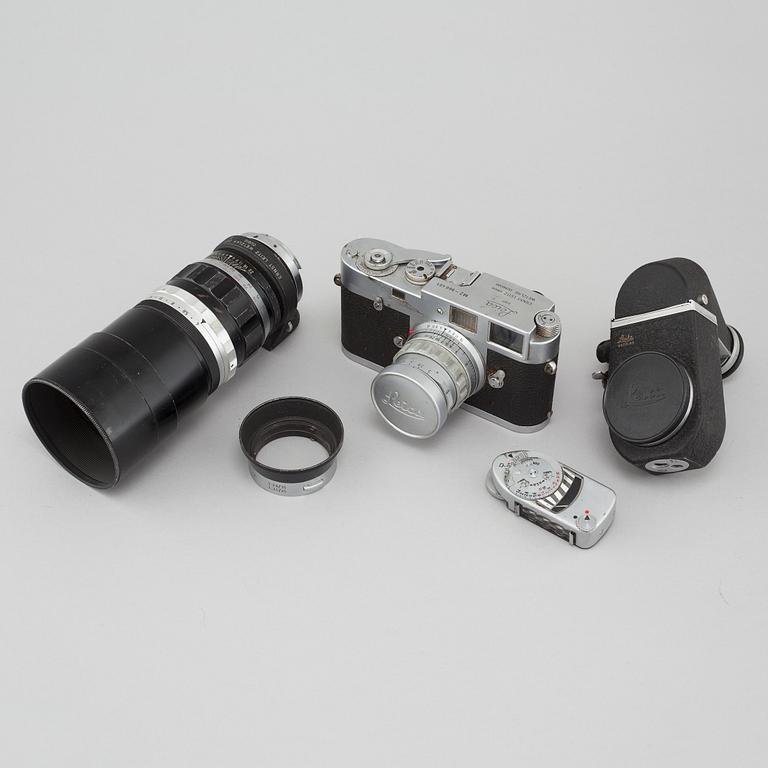 A Leica M2 camera, nr 960.401 Wetzlar, 1959, with accessories.