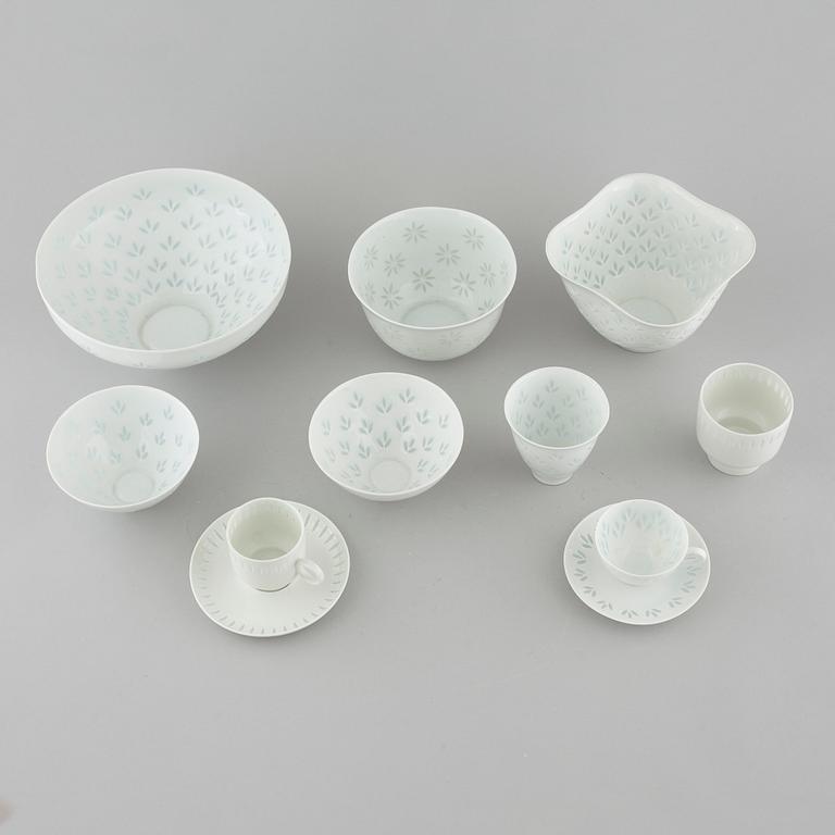 20 pieces of porcelain, designed by Friedl Holzer-Kjellberg for Arabia.