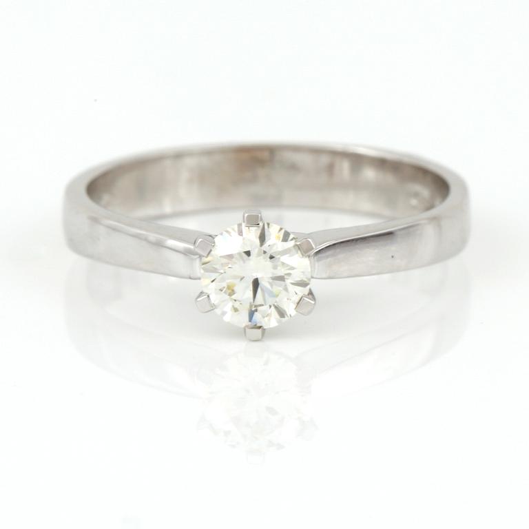 RING, 18K vitguld med briljantslipad diamant ca 0,50 ct. Vikt 3,50 g.