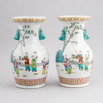 A pair of Chinese porcelain vases, 20th century.