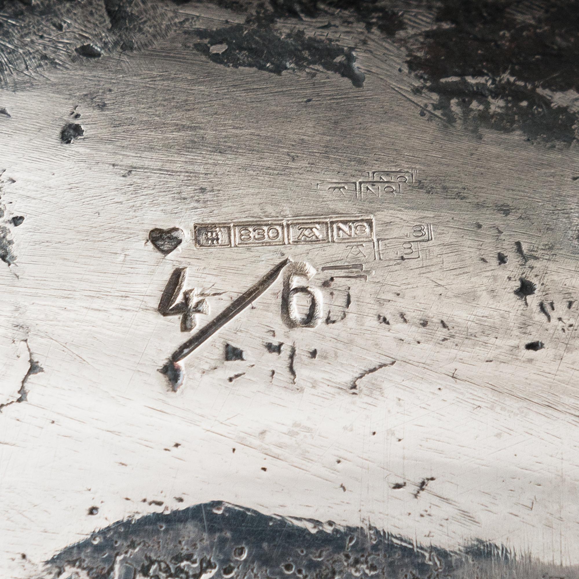 Pertti Kolehmainen, hopeaveistos, signeerattu 1989, numeroitu 4/6.