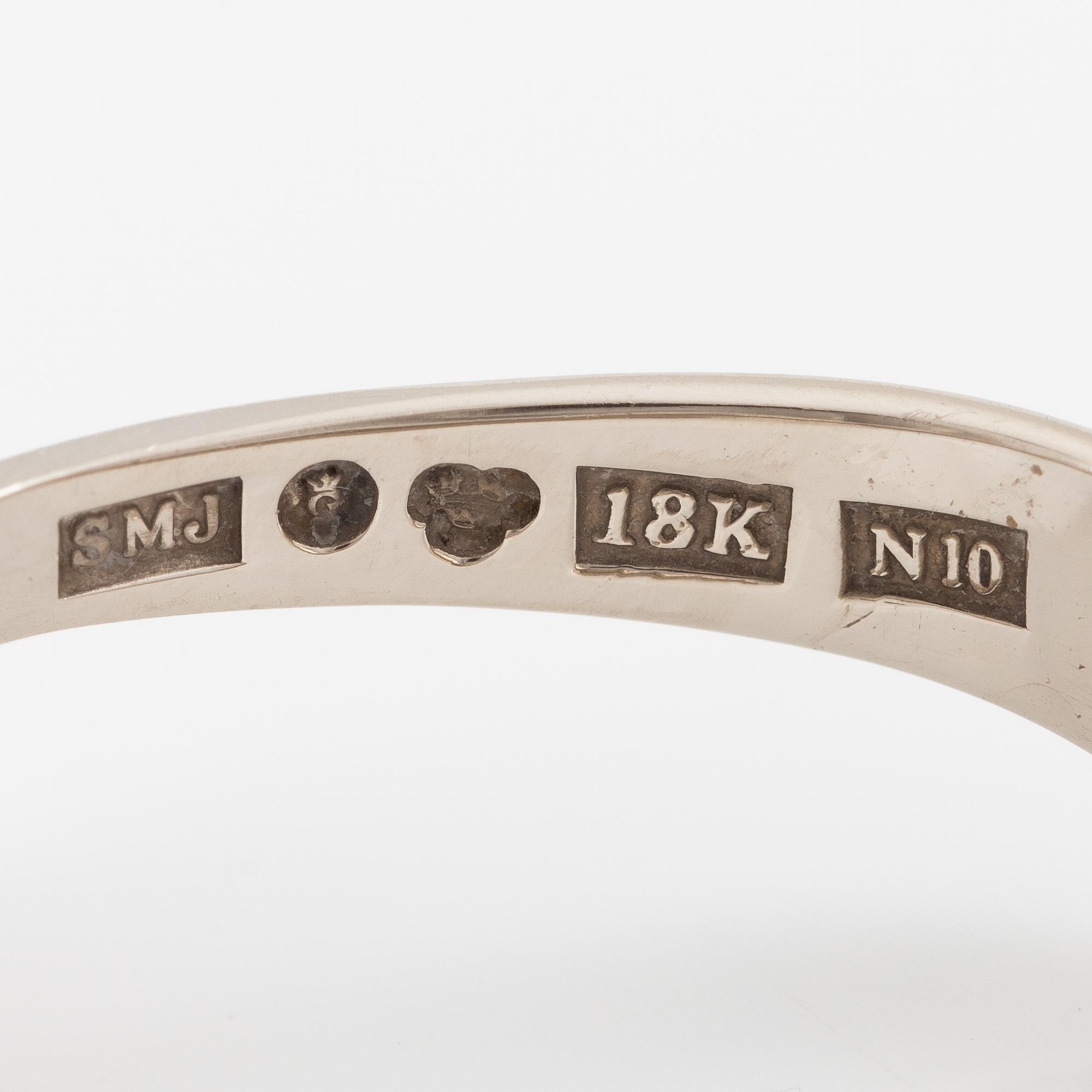 Ring 18K vitguld med en odlad mabepärla och runda briljantslipade diamanter.