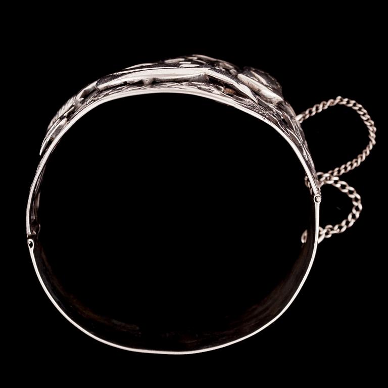 ARMRING, österländskt silver, 1800/1900-talets slut. Importstämpel OW Helsingfors. Vikt 57,4 g.