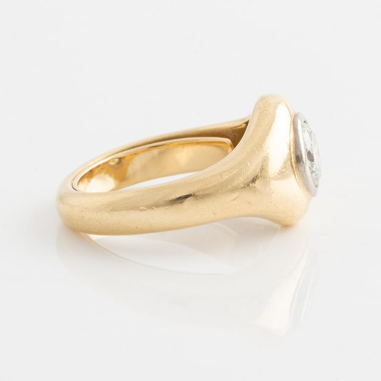 Ring with brilliant-cut diamond.