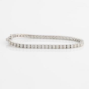 Tennis bracelet with brilliant-cut diamonds.