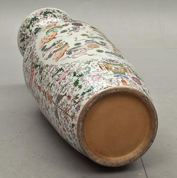 GOLVURNA, porslin, Kina, 1900-tal.