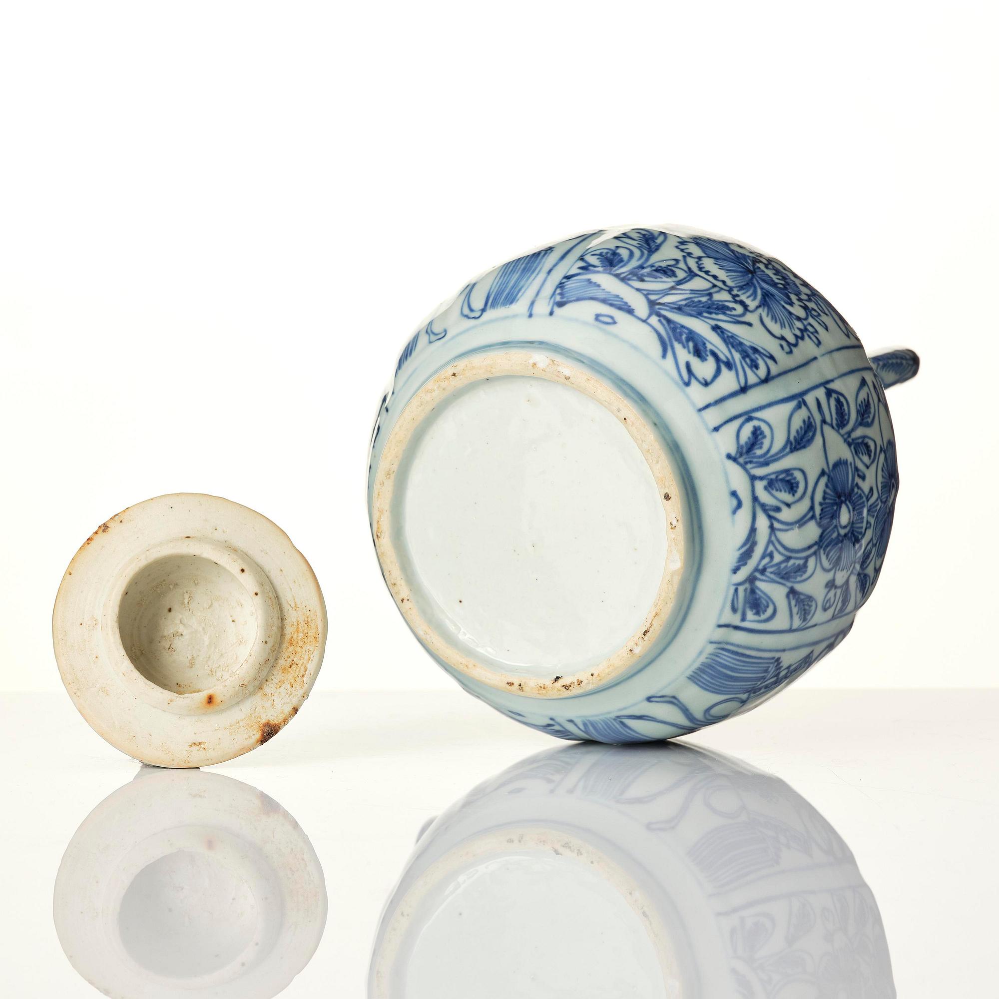 A blue and white wine pot, Ming dynasty, Wanli (1572-1620).