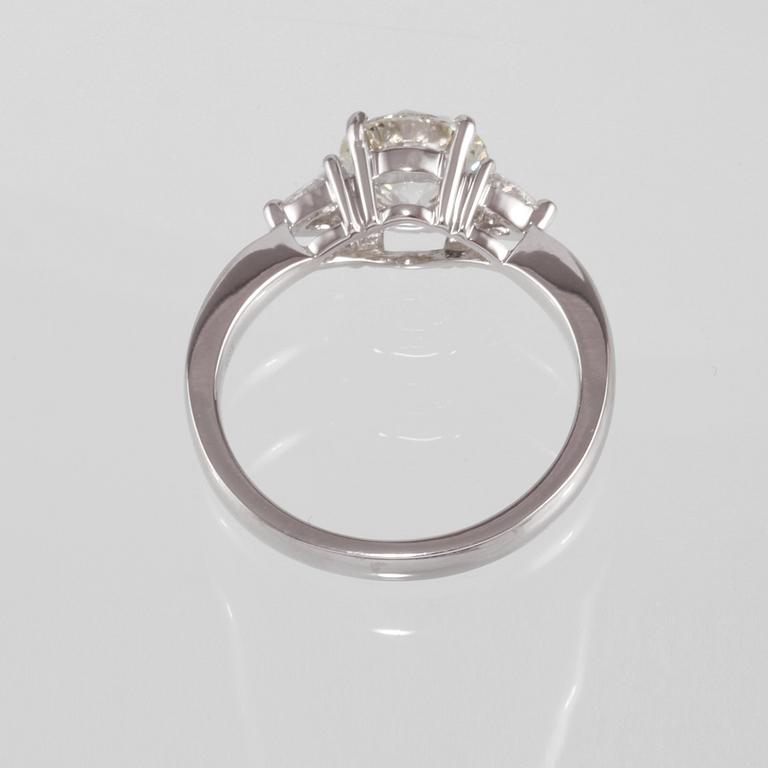 RING, 18K vitguld med 2 triangelslipade diamanter 0.22 ct samt en briljantslipad diamant 1.55 ct. Vikt 4,4 gram.
