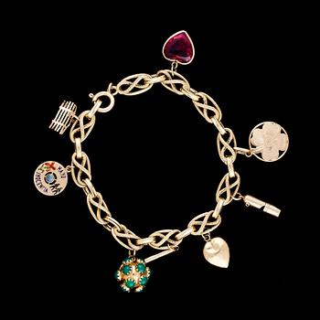 ARMBAND, 18k guld med berlocker. Vikt ca 21 g.