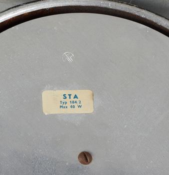 GOLVLAMPA, lackad metall och mässing, 1900-talets mitt.