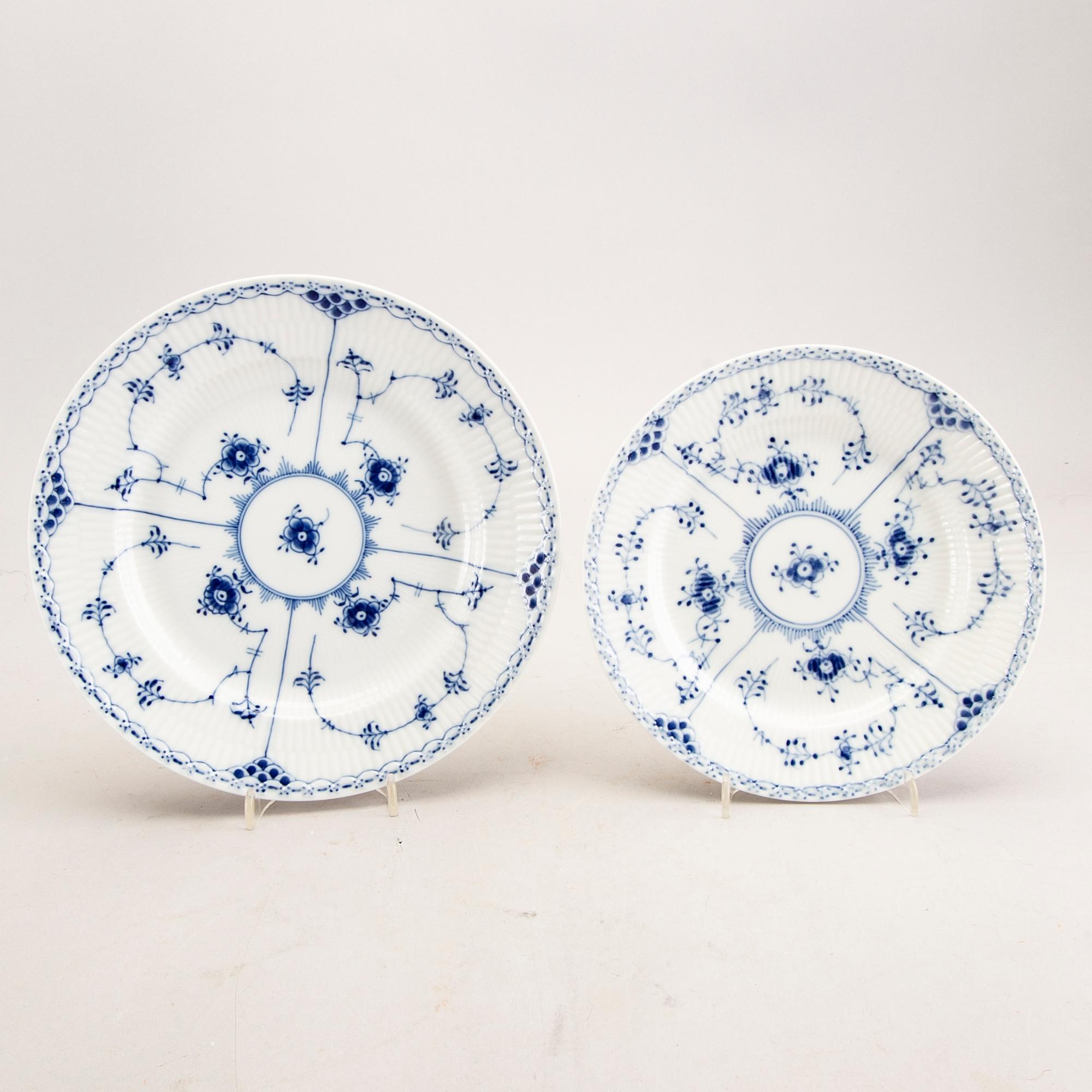 A Royal Copenhagen Muselmalet halvblonde 1940s 51 pcs porcelain dinner service.