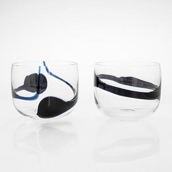 Timo Sarpaneva, skålar, 2 st 3042 "Blues" den andra är signerad Timo Sarpaneva Iittala 1988.