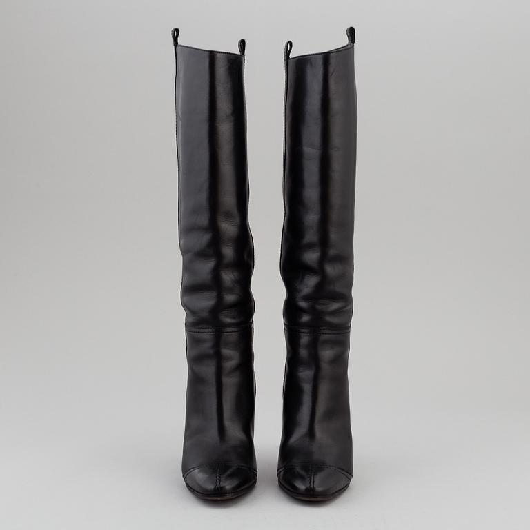 CHANEL, a pair of black leather boots, size 35,5.