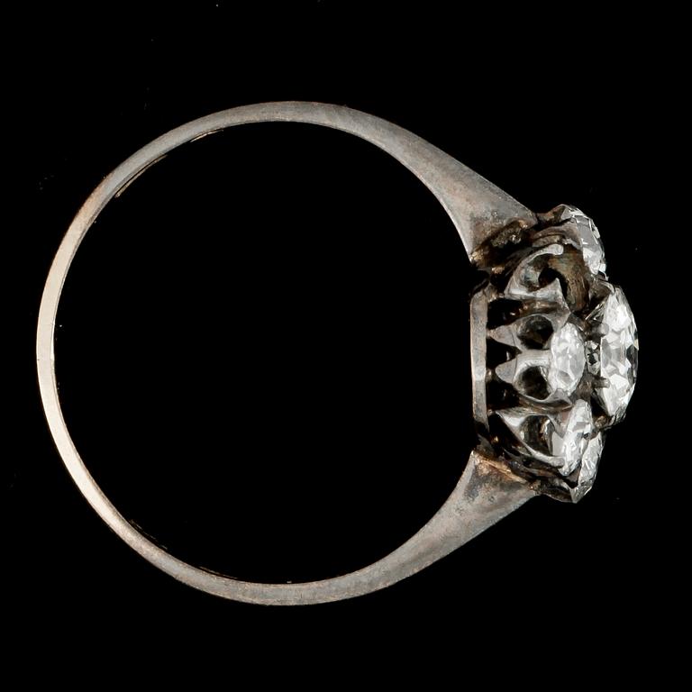 RING, 18k guld med gammalslipade diamanter tot ca0,71ct. EHK, Stockholm, 1916. Vikt 2,2g.