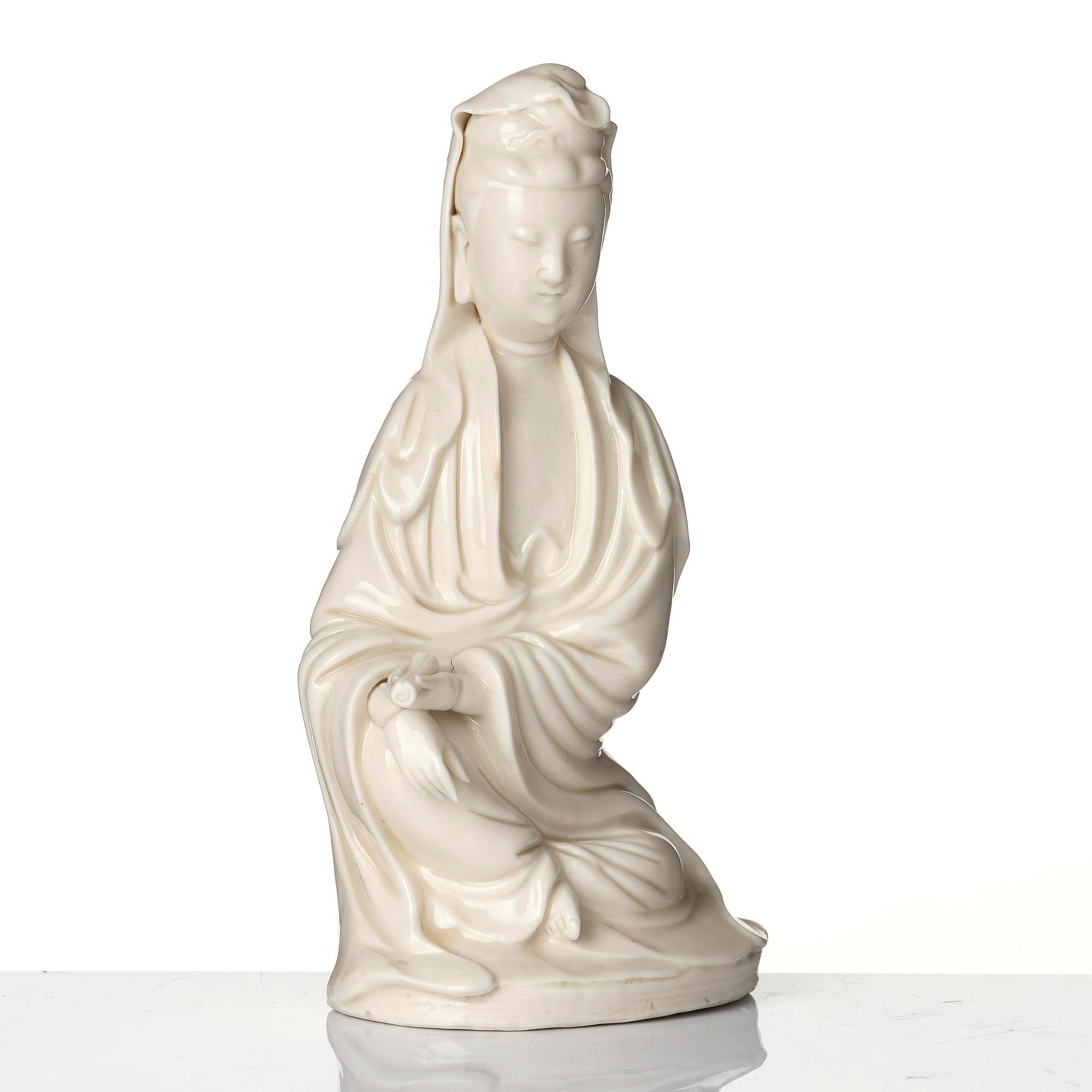 A blanc de chine figure of Guanyin, Qing dynasty. 19th century.