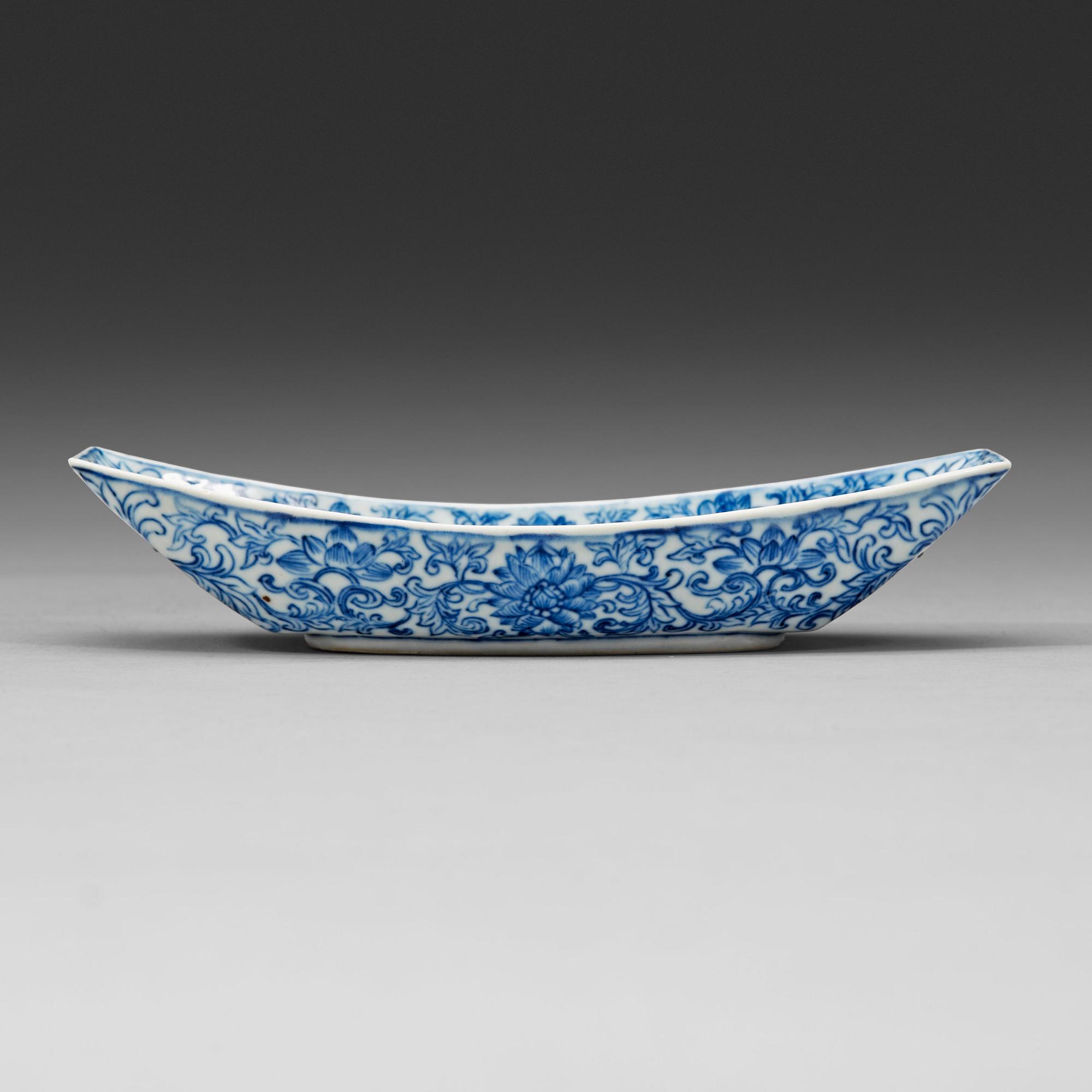 A blue and white stand for a cup, late Qing dynasty with sealmark.