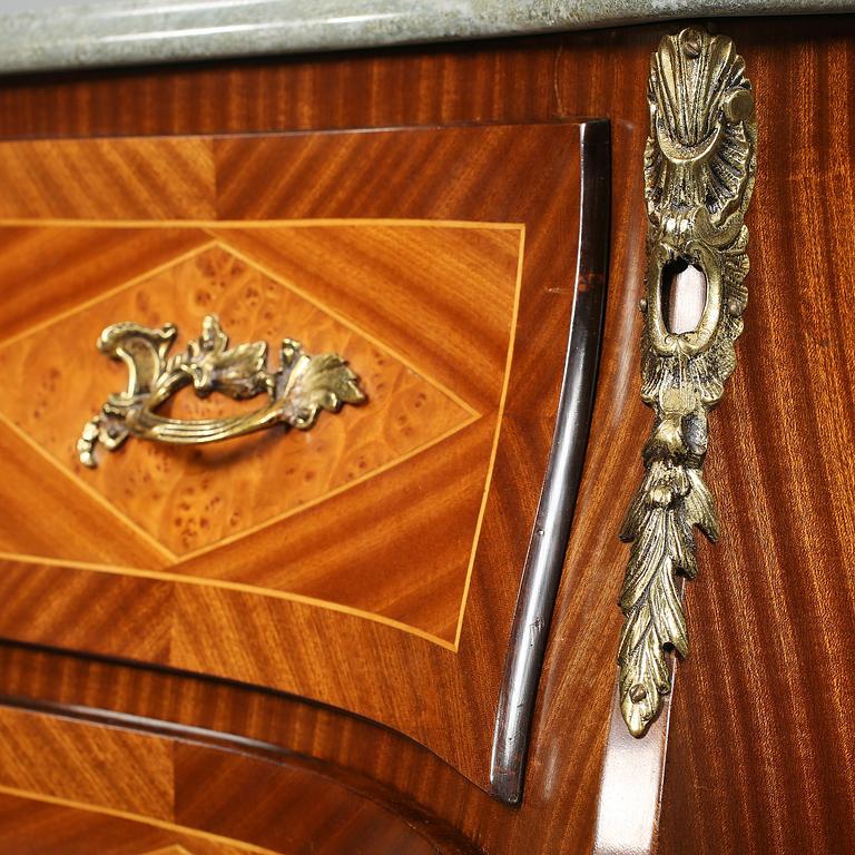 BYRÅ, rokokostil, omkring 1900-talets mitt.