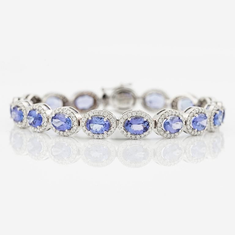 Bracelet with tanzanites and brilliant-cut diamonds.