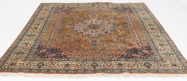 Matta, möjligen östeuropa, ca 324 x 235 cm.