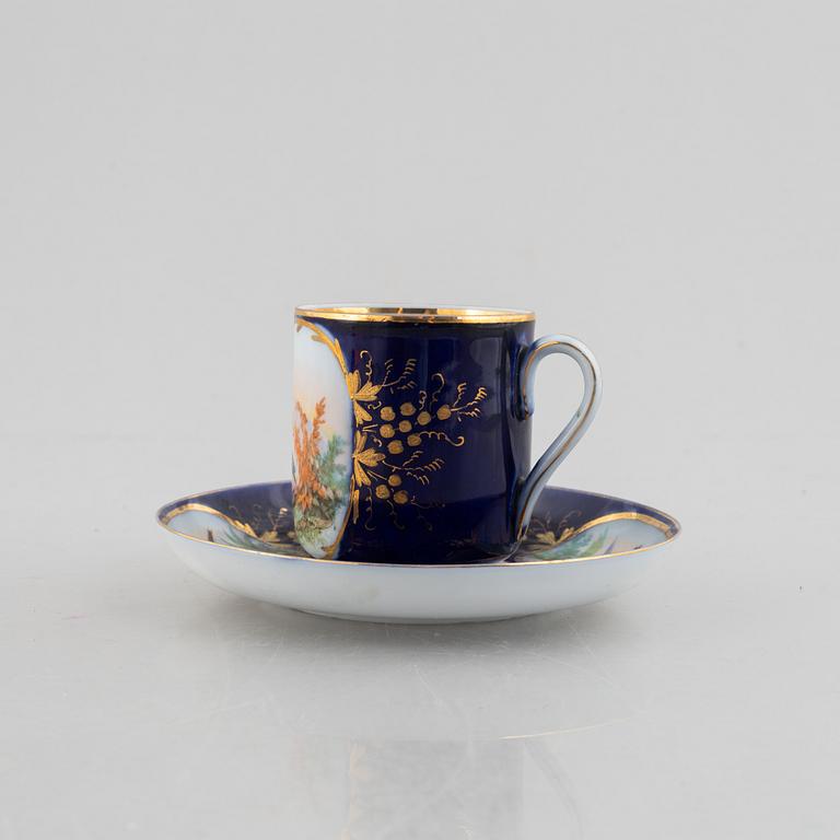 A set of nine porcelain coffee cups with saucers, Kuznetsov, Russia (1891-1917).